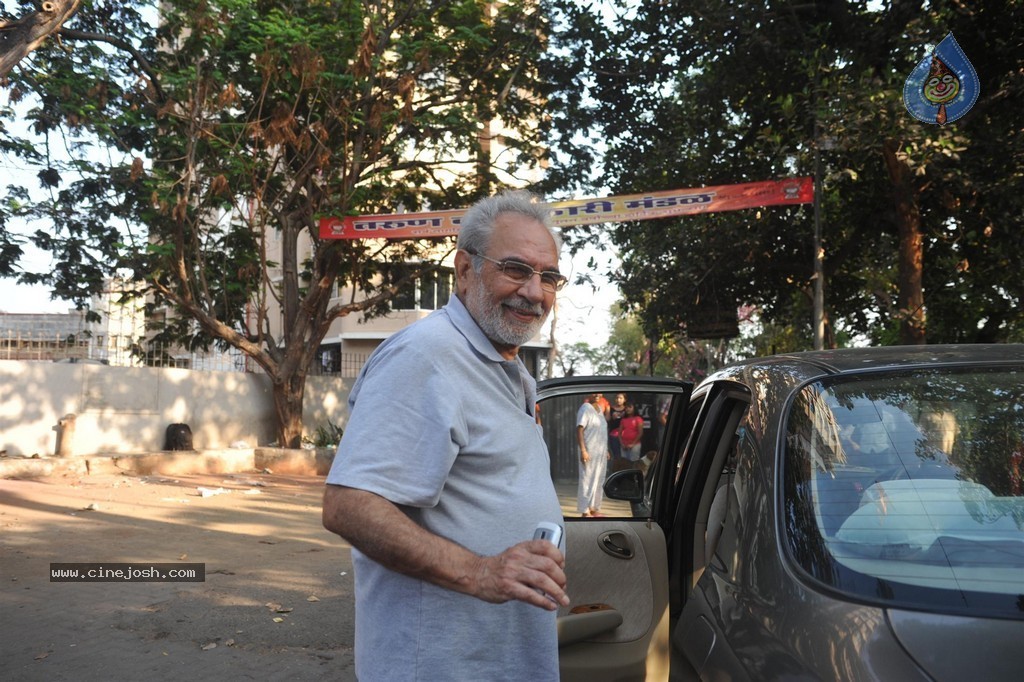 Bolly Celebs Snapped Voting for Loksabha Polls 2014 - 184 / 233 photos