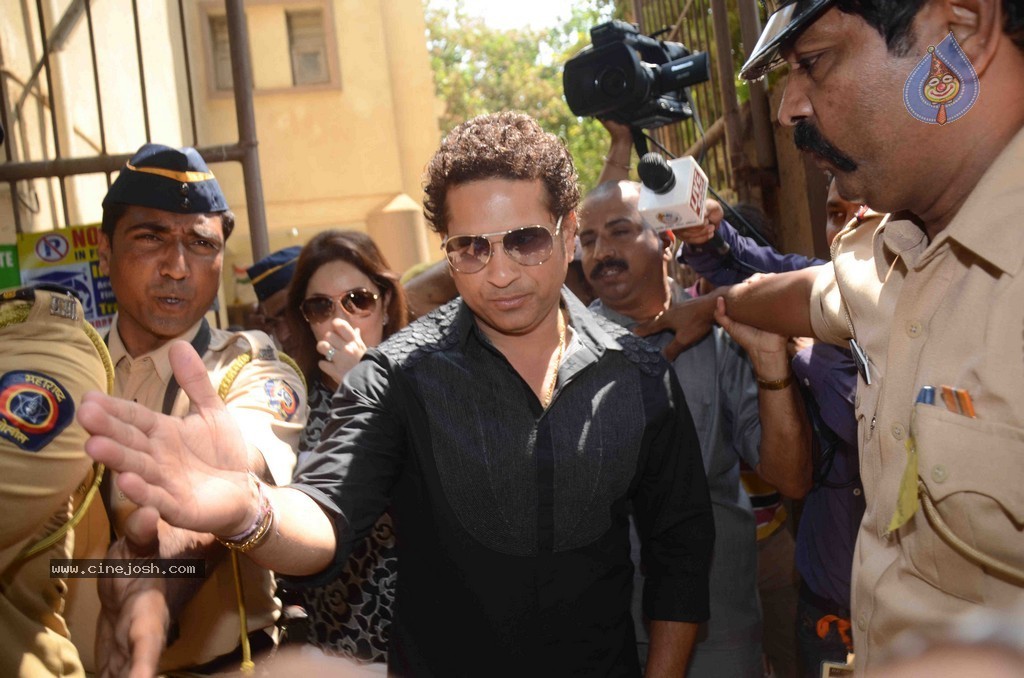 Bolly Celebs Snapped Voting for Loksabha Polls 2014 - 185 / 233 photos