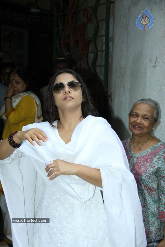 Bolly Celebs Snapped Voting for Loksabha Polls 2014 - 187 / 233 photos