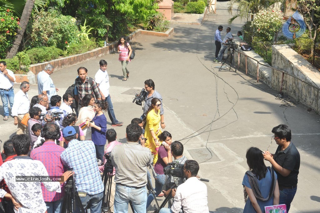 Bolly Celebs Snapped Voting for Loksabha Polls 2014 - 192 / 233 photos