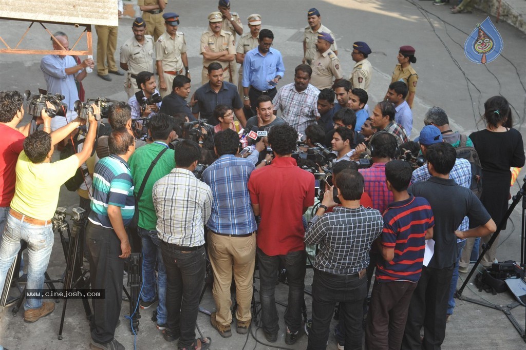 Bolly Celebs Snapped Voting for Loksabha Polls 2014 - 197 / 233 photos