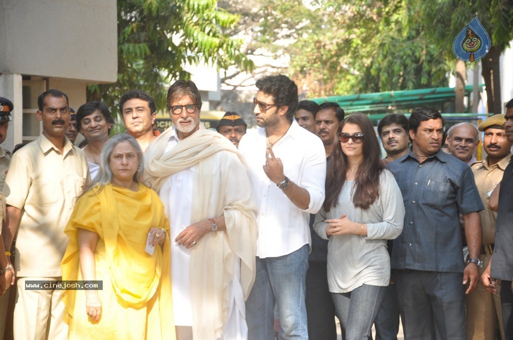 Bolly Celebs Snapped Voting for Loksabha Polls 2014 - 207 / 233 photos