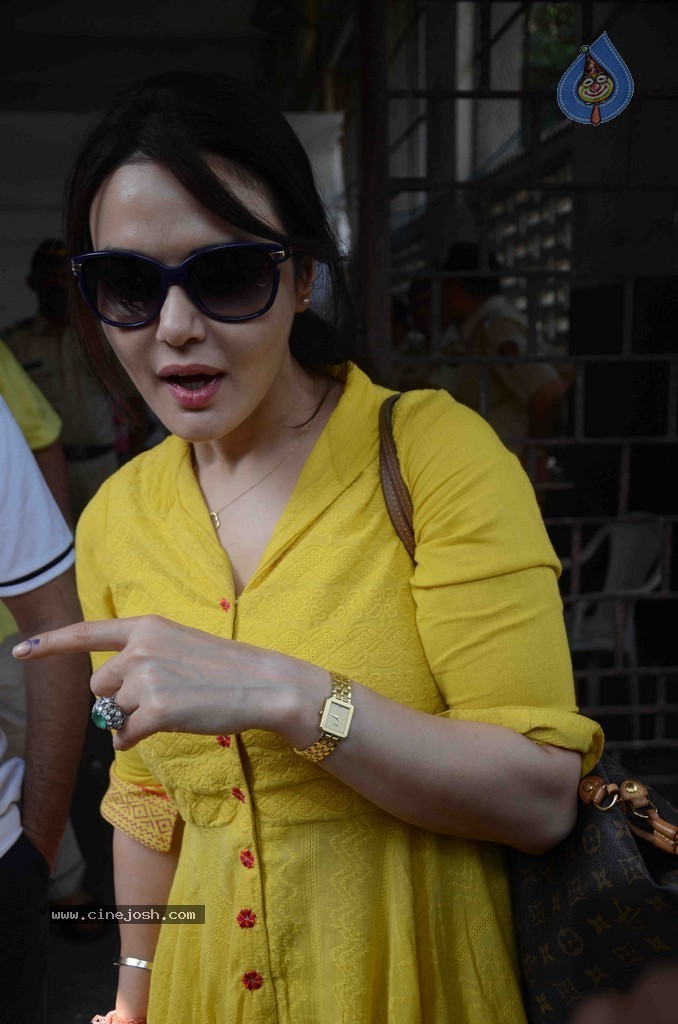 Bolly Celebs Snapped Voting for Loksabha Polls 2014 - 211 / 233 photos