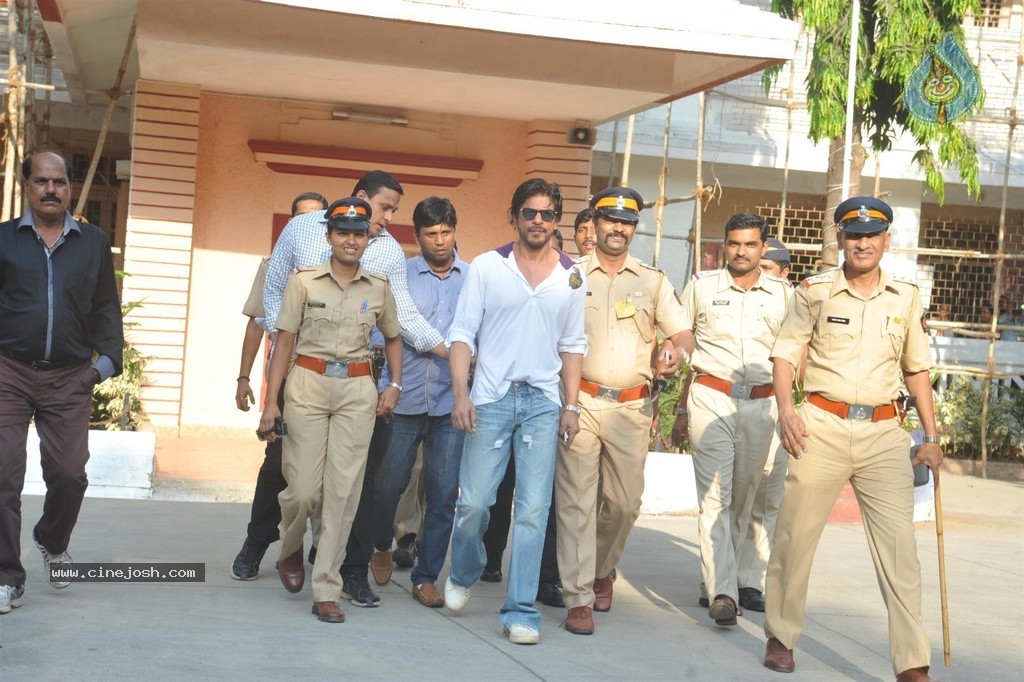 Bolly Celebs Snapped Voting for Loksabha Polls 2014 - 223 / 233 photos