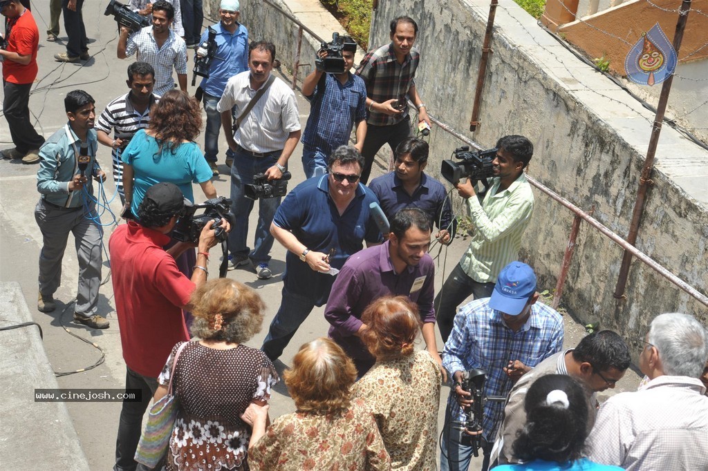 Bolly Celebs Snapped Voting for Loksabha Polls 2014 - 232 / 233 photos