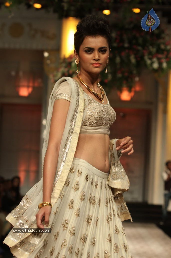 Bolly Celebs Walks the Ramp at AVIBFW- 01 - 7 / 118 photos