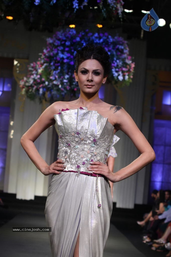 Bolly Celebs Walks the Ramp at AVIBFW- 01 - 12 / 118 photos