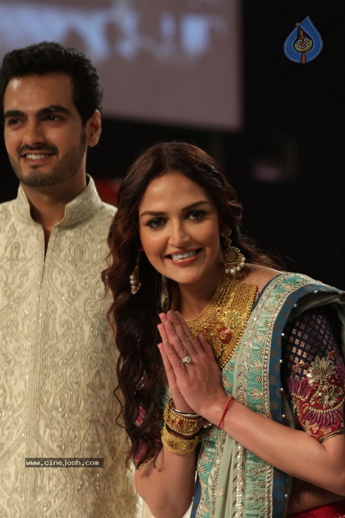 Bolly Celebs Walks the Ramp at AVIBFW- 01 - 20 / 118 photos