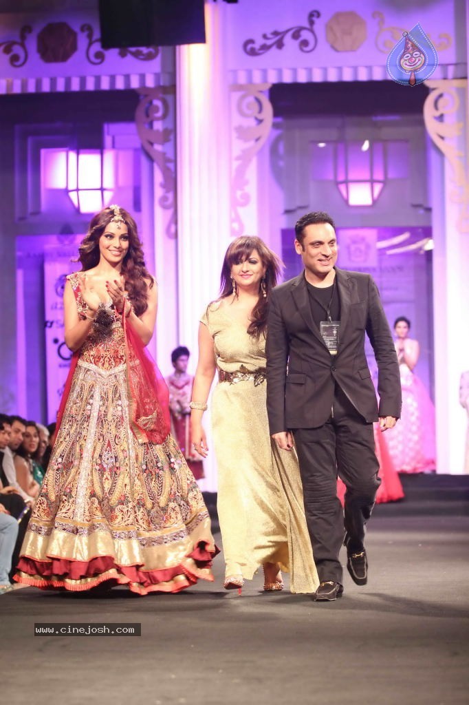 Bolly Celebs Walks the Ramp at AVIBFW- 01 - 26 / 118 photos