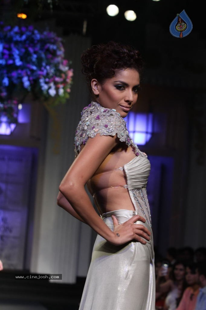 Bolly Celebs Walks the Ramp at AVIBFW- 01 - 37 / 118 photos