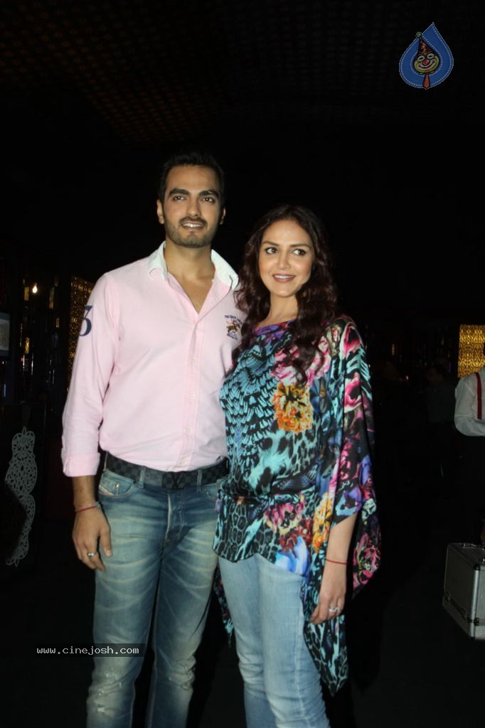 Bolly Celebs Walks the Ramp at AVIBFW- 01 - 40 / 118 photos