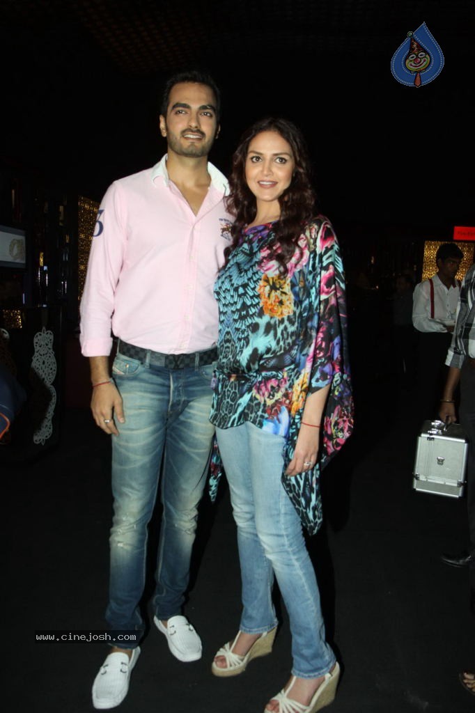 Bolly Celebs Walks the Ramp at AVIBFW- 01 - 81 / 118 photos