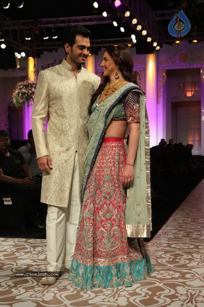 Bolly Celebs Walks the Ramp at AVIBFW- 01 - 117 / 118 photos