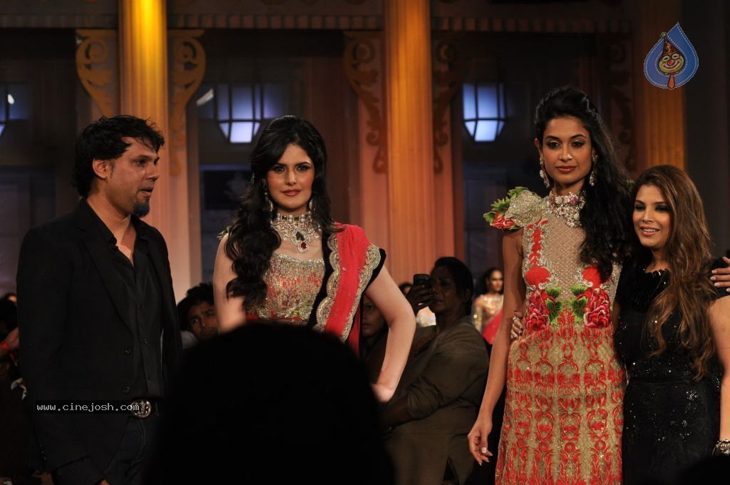Bolly Celebs Walks the Ramp at AVIBFW- 02 - 28 / 115 photos