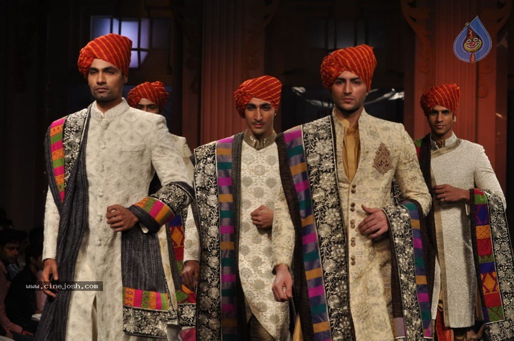 Bolly Celebs Walks the Ramp at AVIBFW- 02 - 42 / 115 photos