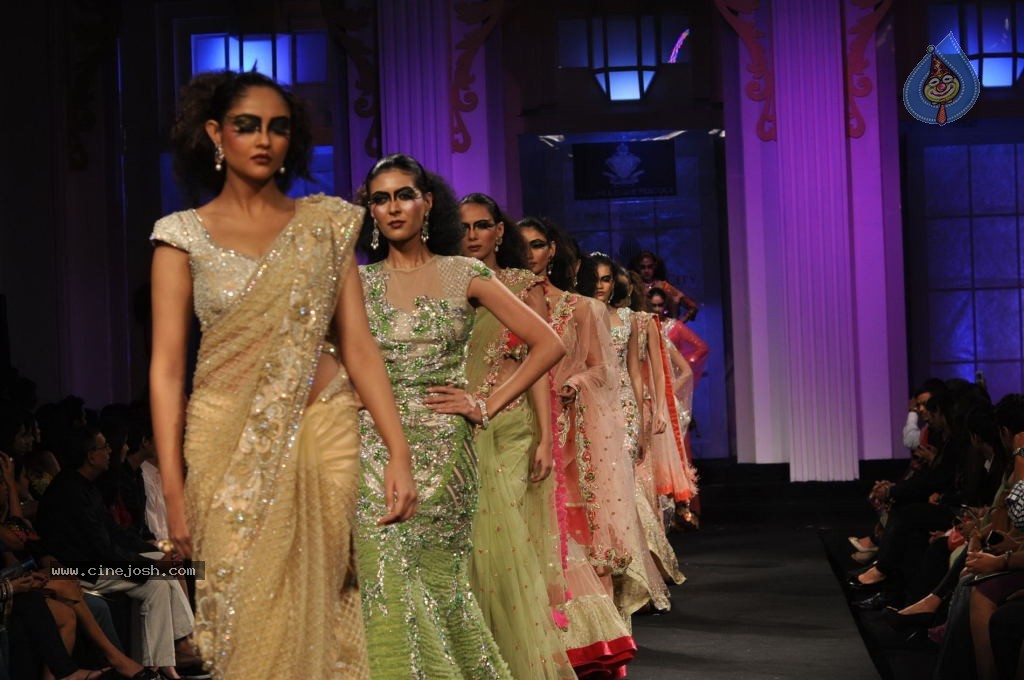 Bolly Celebs Walks the Ramp at AVIBFW- 02 - 68 / 115 photos