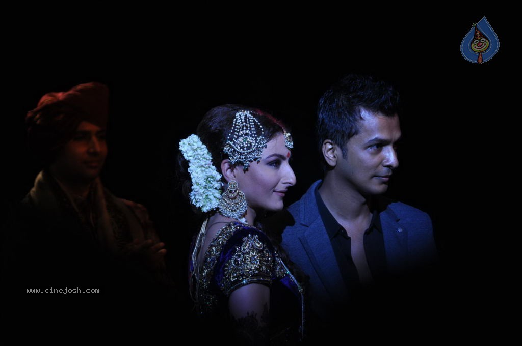 Bolly Celebs Walks the Ramp at AVIBFW- 02 - 78 / 115 photos