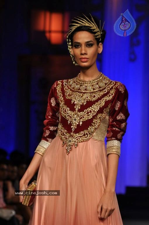 Bolly Celebs Walks the Ramp at AVIBFW- 02 - 86 / 115 photos