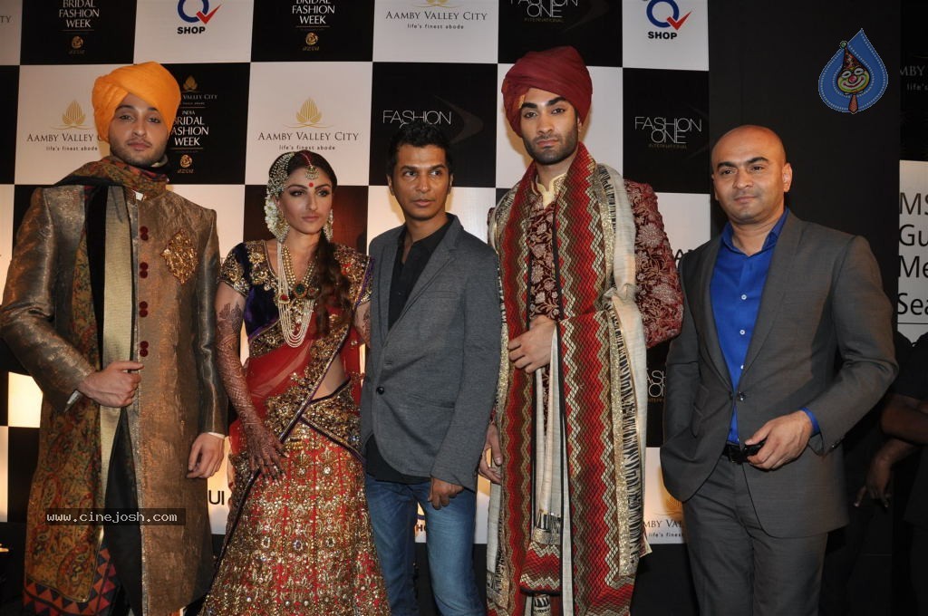 Bolly Celebs Walks the Ramp at AVIBFW- 02 - 90 / 115 photos