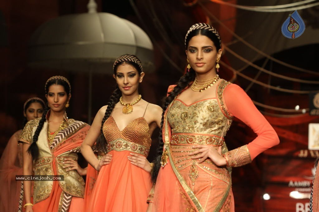 Bolly Celebs Walks the Ramp at AVIBW - 1 / 101 photos