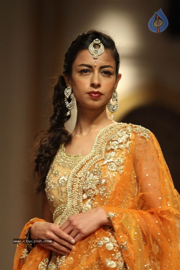 Bolly Celebs Walks the Ramp at AVIBW - 13 / 101 photos