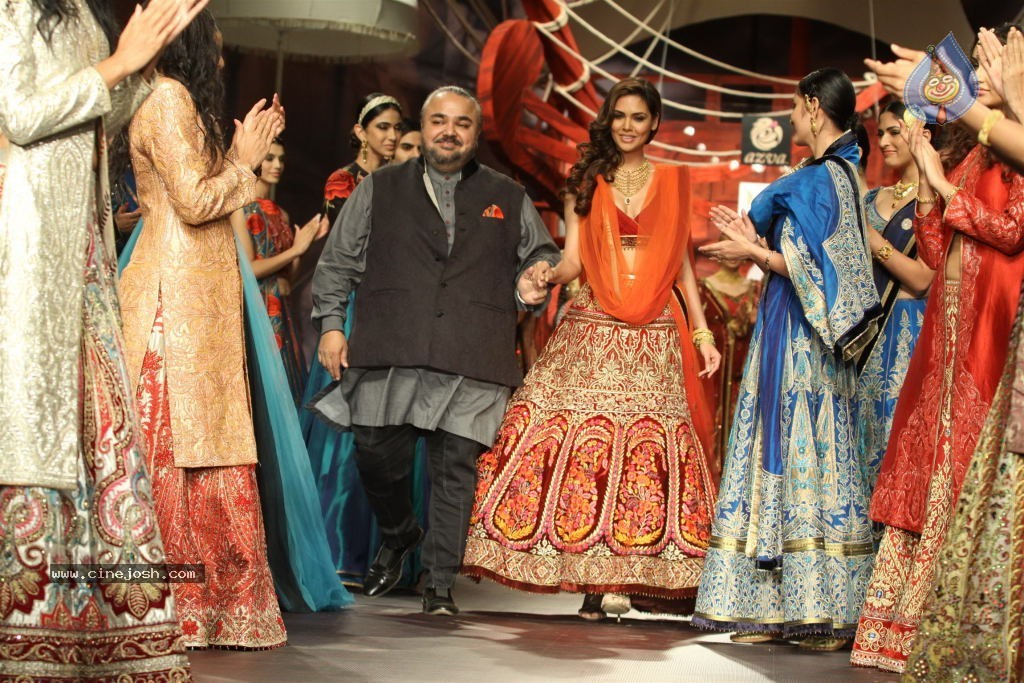 Bolly Celebs Walks the Ramp at AVIBW - 15 / 101 photos