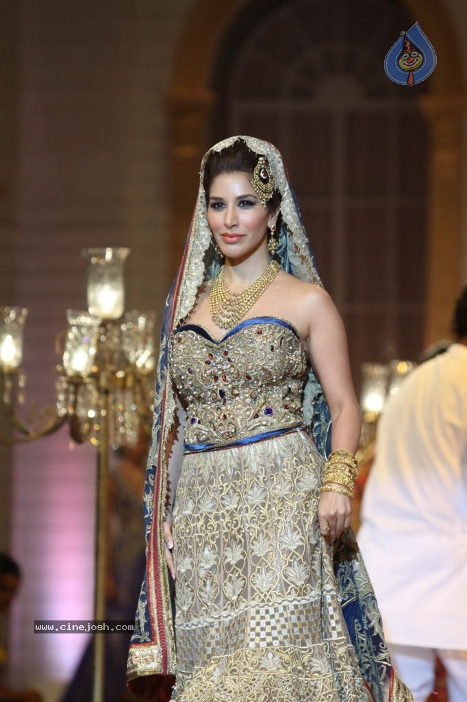 Bolly Celebs Walks the Ramp at AVIBW - 21 / 101 photos