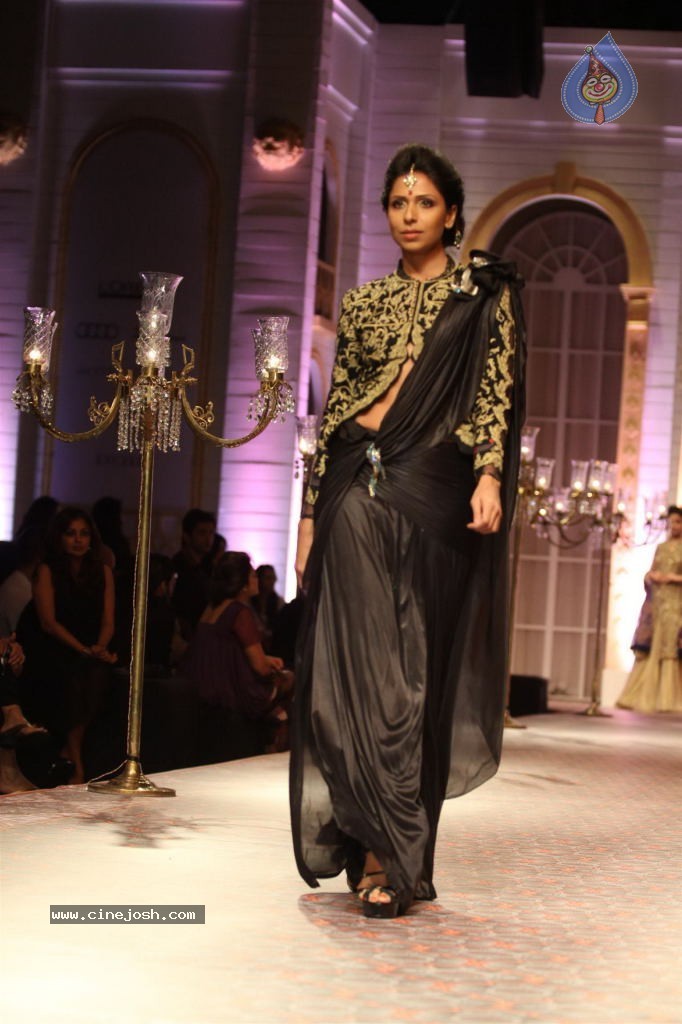 Bolly Celebs Walks the Ramp at AVIBW - 22 / 101 photos