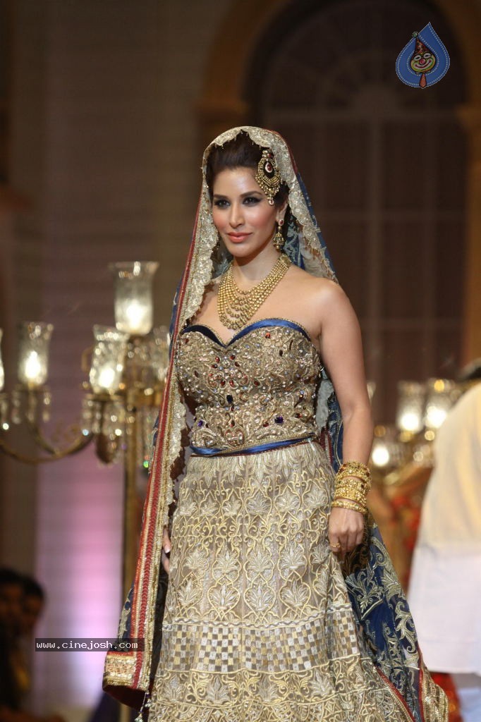 Bolly Celebs Walks the Ramp at AVIBW - 23 / 101 photos