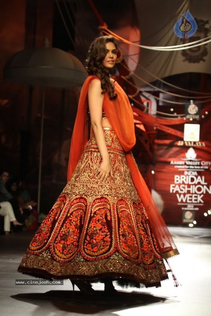 Bolly Celebs Walks the Ramp at AVIBW - 25 / 101 photos