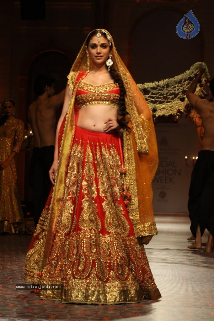 Bolly Celebs Walks the Ramp at AVIBW - 27 / 101 photos