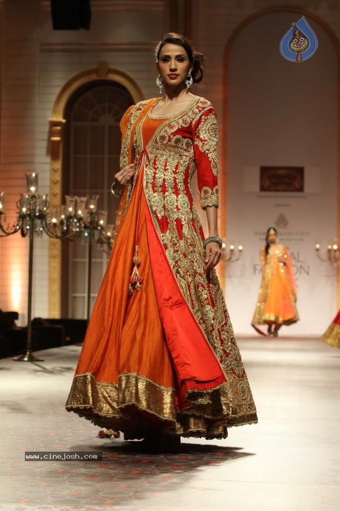 Bolly Celebs Walks the Ramp at AVIBW - 33 / 101 photos