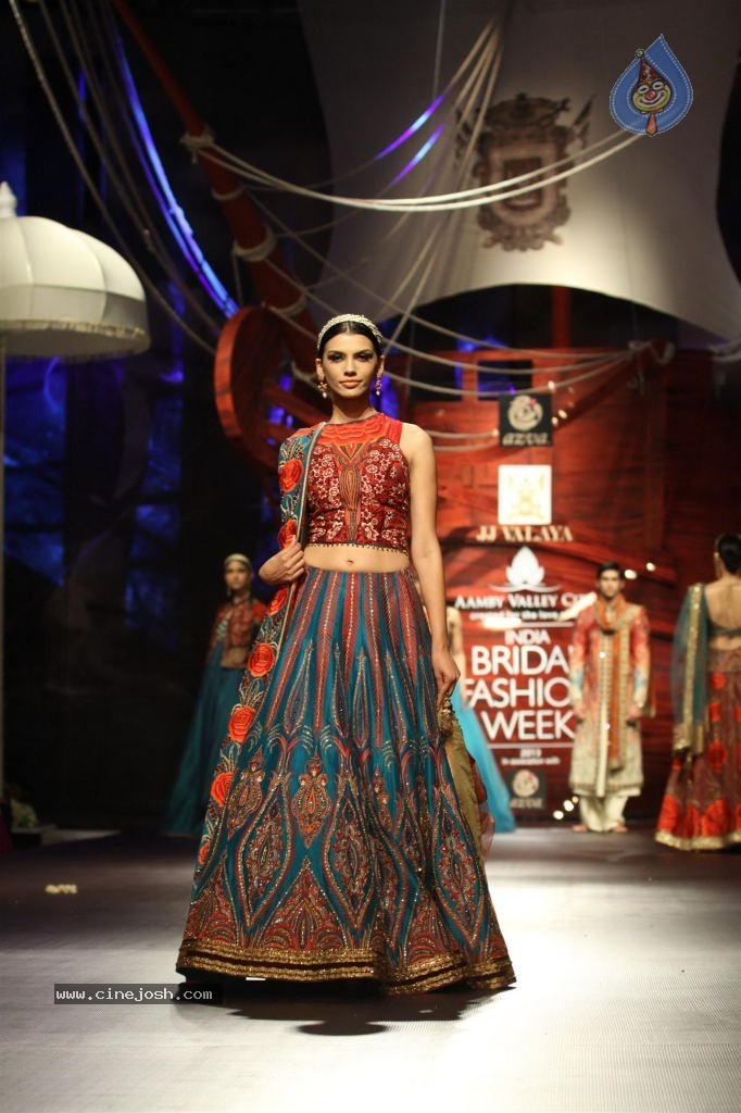 Bolly Celebs Walks the Ramp at AVIBW - 34 / 101 photos