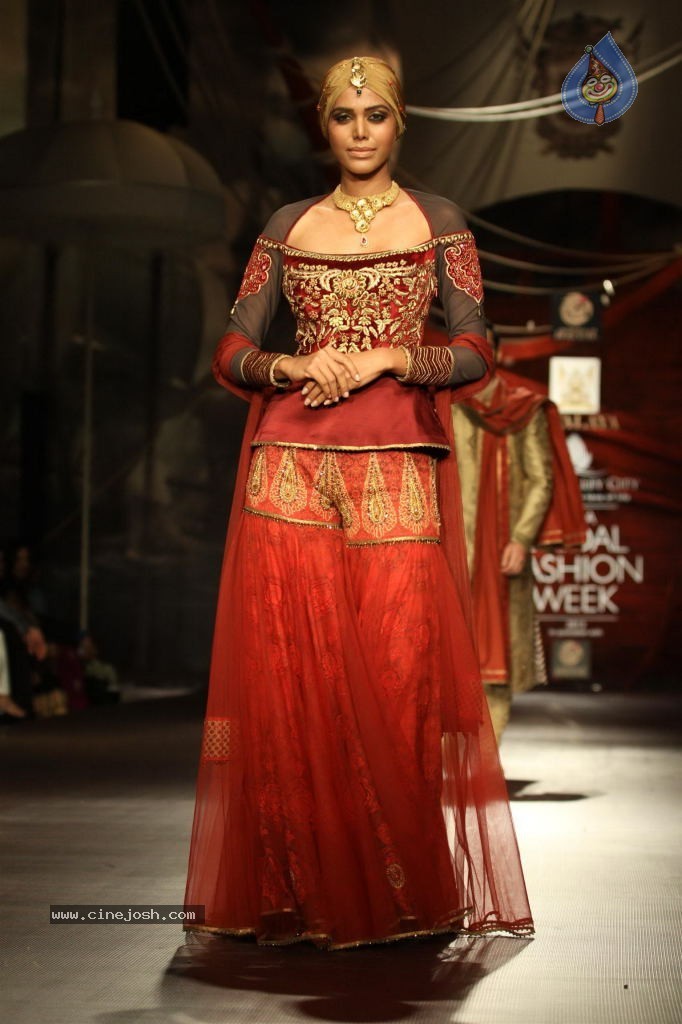 Bolly Celebs Walks the Ramp at AVIBW - 37 / 101 photos