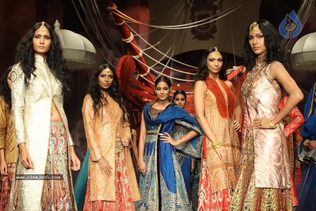 Bolly Celebs Walks the Ramp at AVIBW - 39 / 101 photos