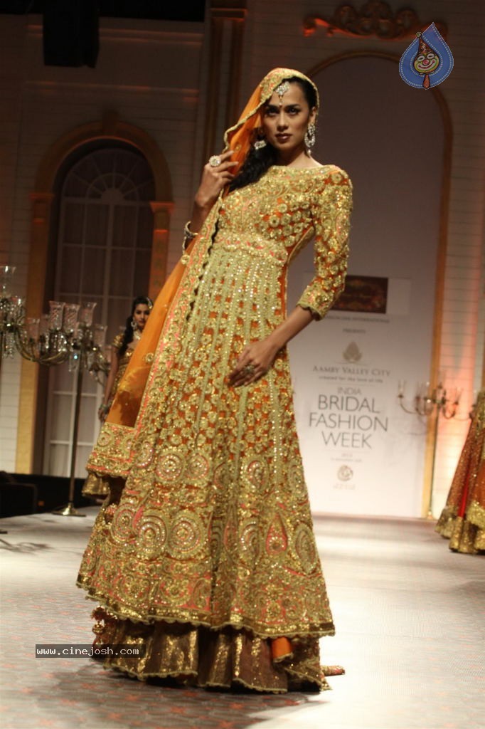 Bolly Celebs Walks the Ramp at AVIBW - 40 / 101 photos