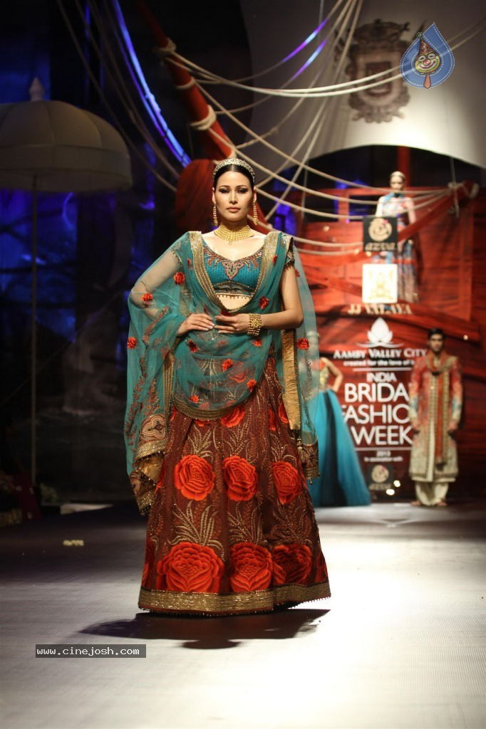 Bolly Celebs Walks the Ramp at AVIBW - 41 / 101 photos