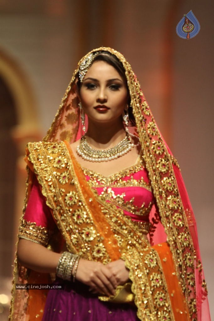Bolly Celebs Walks the Ramp at AVIBW - 42 / 101 photos