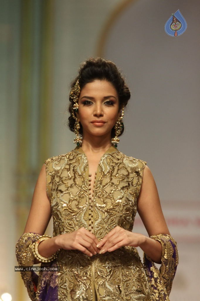 Bolly Celebs Walks the Ramp at AVIBW - 54 / 101 photos