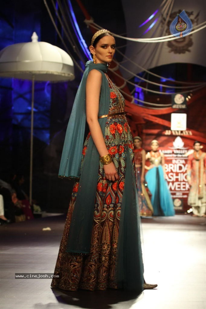 Bolly Celebs Walks the Ramp at AVIBW - 58 / 101 photos