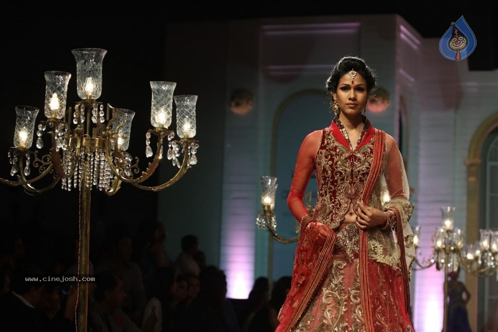 Bolly Celebs Walks the Ramp at AVIBW - 62 / 101 photos