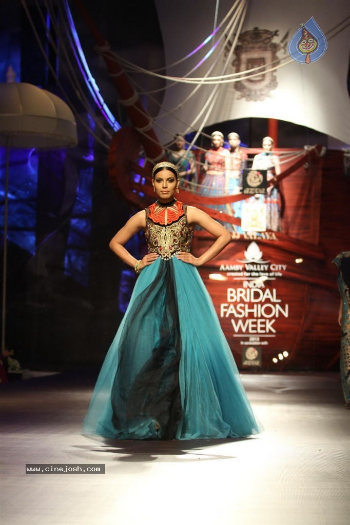 Bolly Celebs Walks the Ramp at AVIBW - 64 / 101 photos