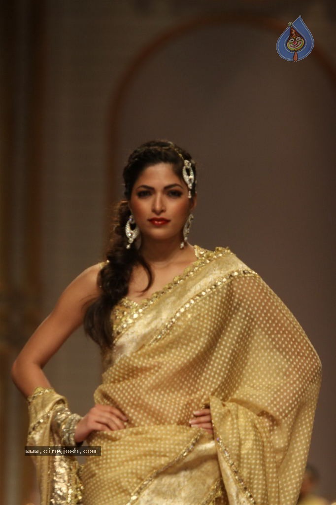 Bolly Celebs Walks the Ramp at AVIBW - 65 / 101 photos