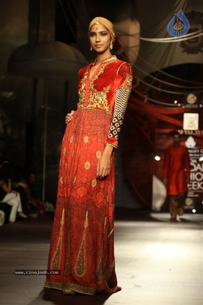 Bolly Celebs Walks the Ramp at AVIBW - 72 / 101 photos