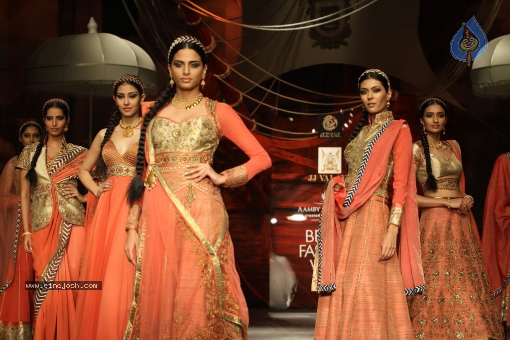 Bolly Celebs Walks the Ramp at AVIBW - 74 / 101 photos