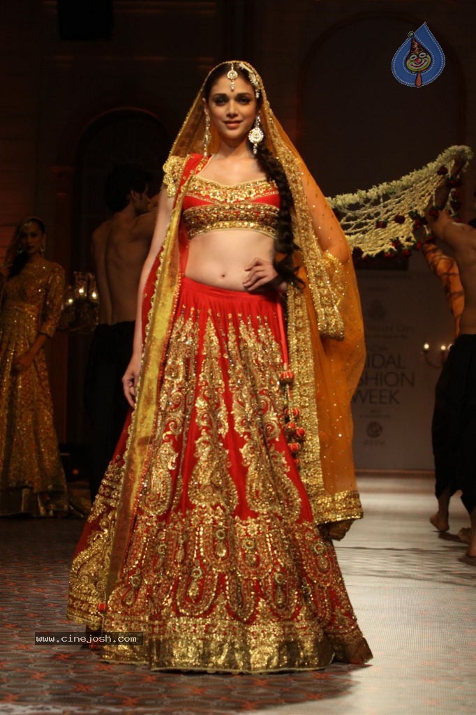 Bolly Celebs Walks the Ramp at AVIBW - 77 / 101 photos