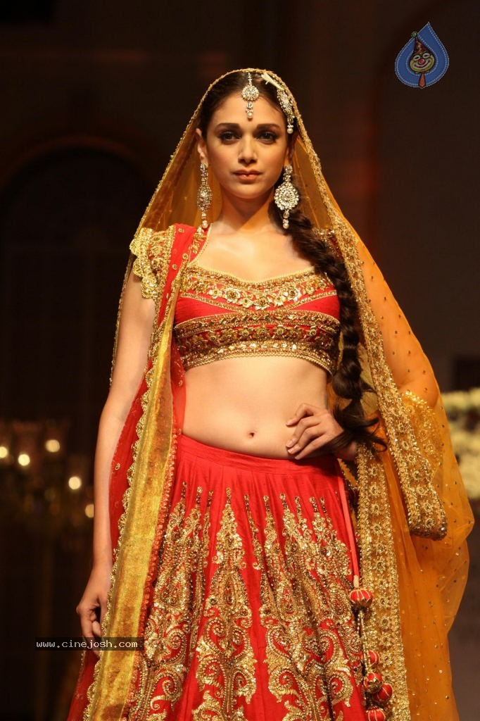 Bolly Celebs Walks the Ramp at AVIBW - 78 / 101 photos