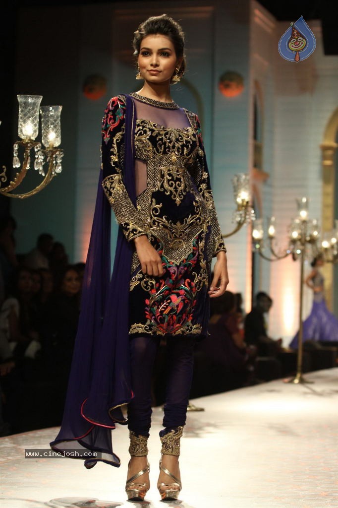 Bolly Celebs Walks the Ramp at AVIBW - 79 / 101 photos