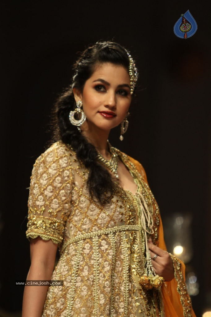 Bolly Celebs Walks the Ramp at AVIBW - 82 / 101 photos