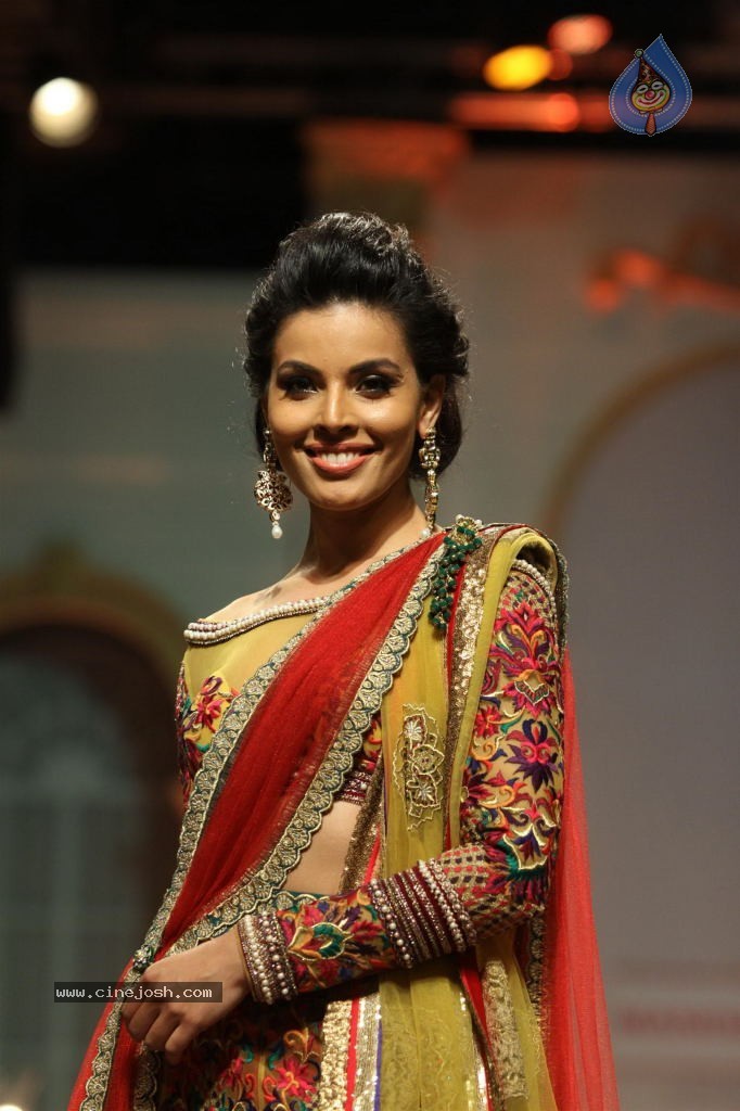 Bolly Celebs Walks the Ramp at AVIBW - 86 / 101 photos